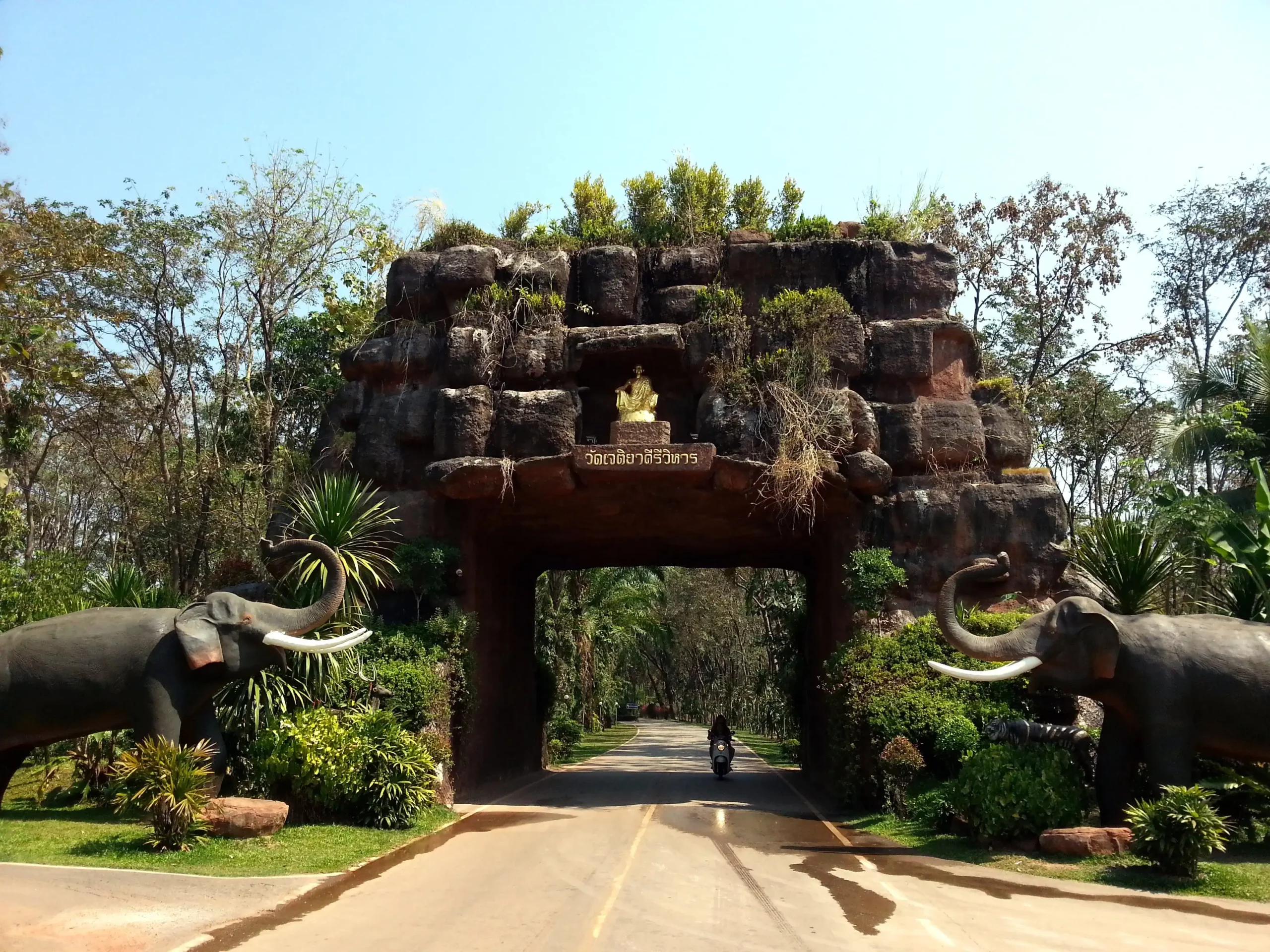 Entrance-to-Wat-Phu-Tok-scaled.webp
