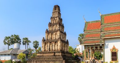 ancient-pagoda-wat-chamthewi-lamphun-north-thailand-390x205.jpg