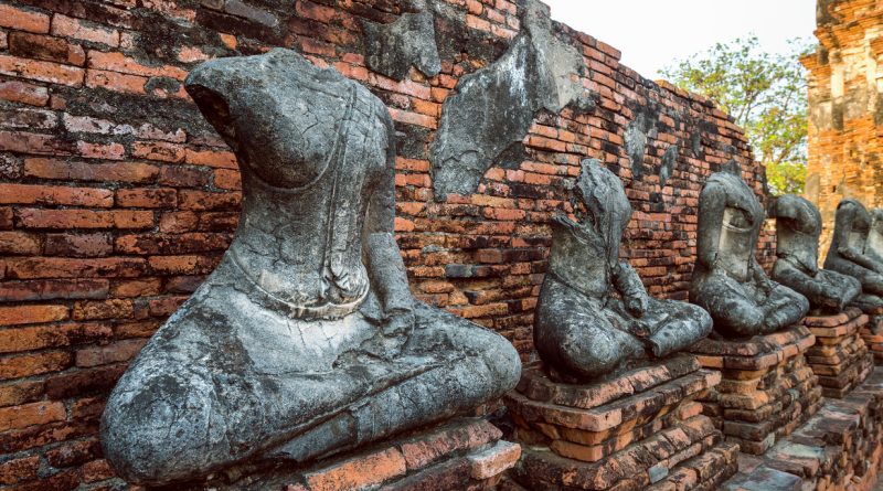 buddha-statue-ayutthaya-historical-park-wat-chaiwatthanaram-buddhist-temple-thailand-1-1-800x445.jpg