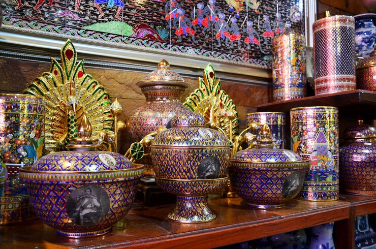 craft-benjarong-is-traditional-thai-five-basic-colors-style-pottery_258052-9305.jpg