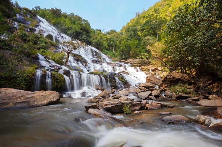 mae-ya-waterfall-doi-inthanon-national-park-chiangmai-thailand_33900-3334.jpg