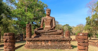 sitting-buddha-statue-wat-sing-temple-kamphaeng-phet-historical-park-unesco-world-heritage-site_554837-137-390x205.jpg