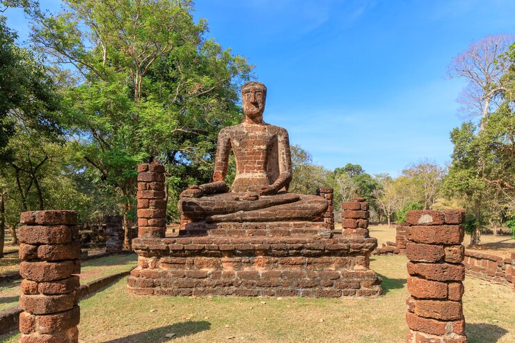 sitting-buddha-statue-wat-sing-temple-kamphaeng-phet-historical-park-unesco-world-heritage-site_554837-137.jpg
