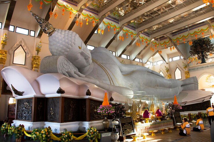 udonthani-thailand-december-18-large-reclining-buddha-marble-statue-people-travelers-travel-visit-respect-praying-wat-pa-phu-kon-temple-december-18-2019-udon-thani-thailand_258052-8177.jpg