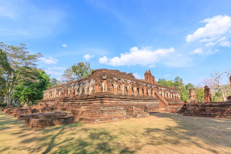 wat-chang-rob-temple-kamphaeng-phet-historical-park-unesco-world-heritage-site_554837-132.jpg