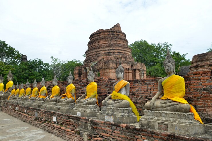 buddhas-pagoda-wat-yai-chai-mongkol-ayutthaya-thailand_33755-1780.jpg