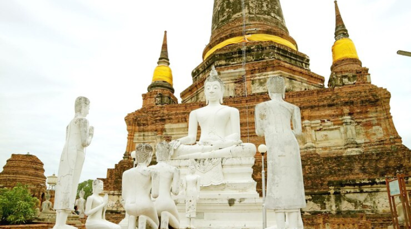 group-white-buddha-images-wat-yai-chai-mongkhon-temple-ayutthaya-historical-park-thailand_76000-6620.png