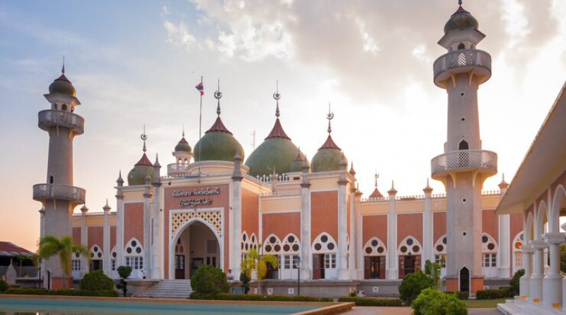 pattani-thailand-jul-30-2012-pattani-central-mosque-is-place-worship-islamic-exterior-building-front-mosque-is-one-most-beautiful-religious-sites-thailand_128338-29.png