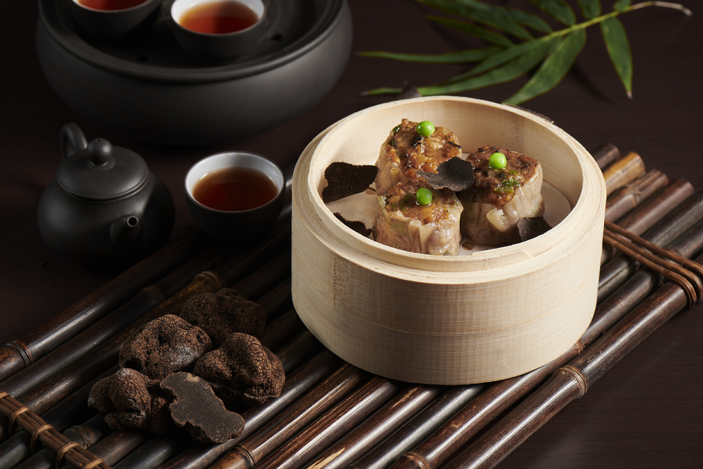 Steamed-black-truffle-wagyu-beef-dumpling_2.jpg